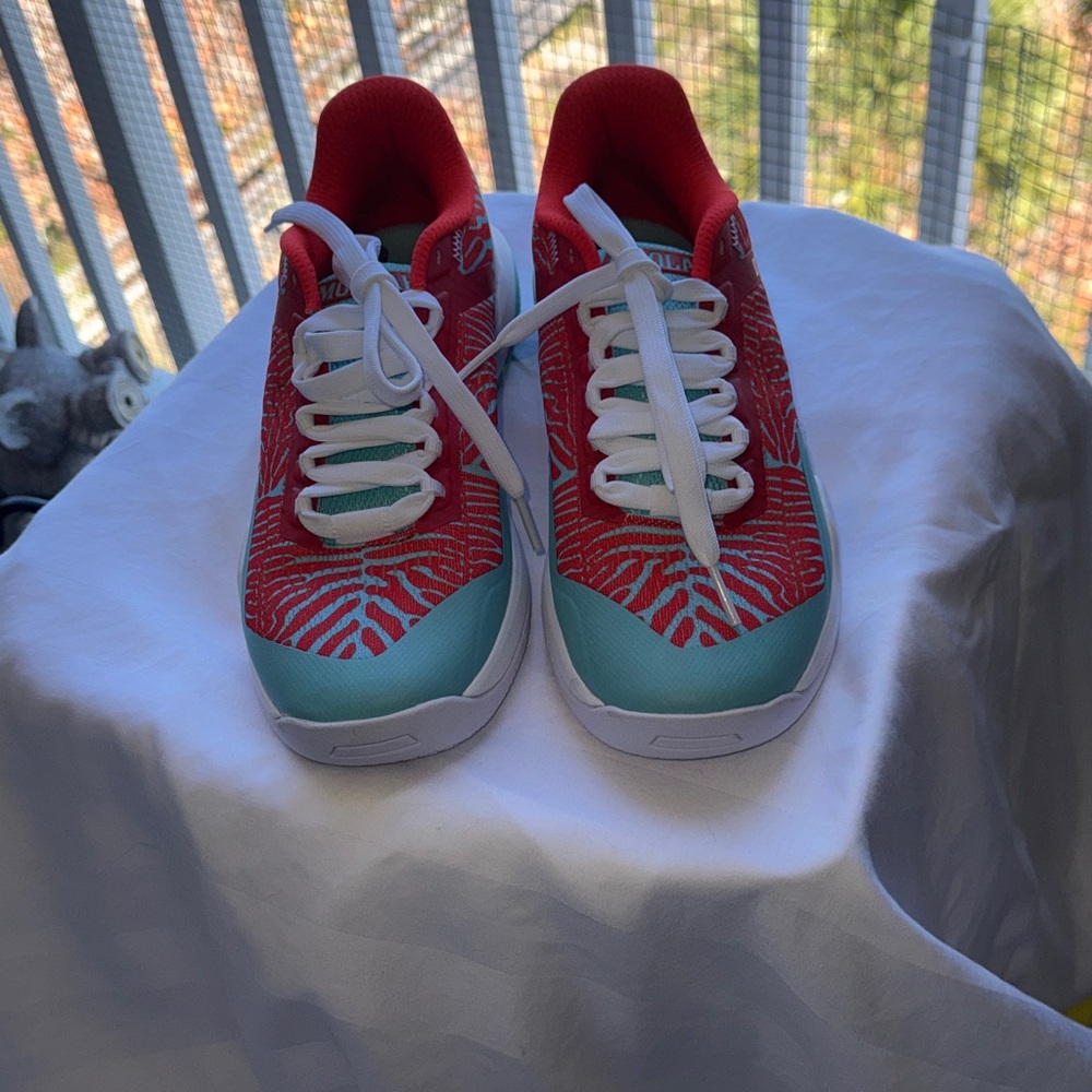 NWOT Moolah Kicks Neovolt Sports sneakers for women.